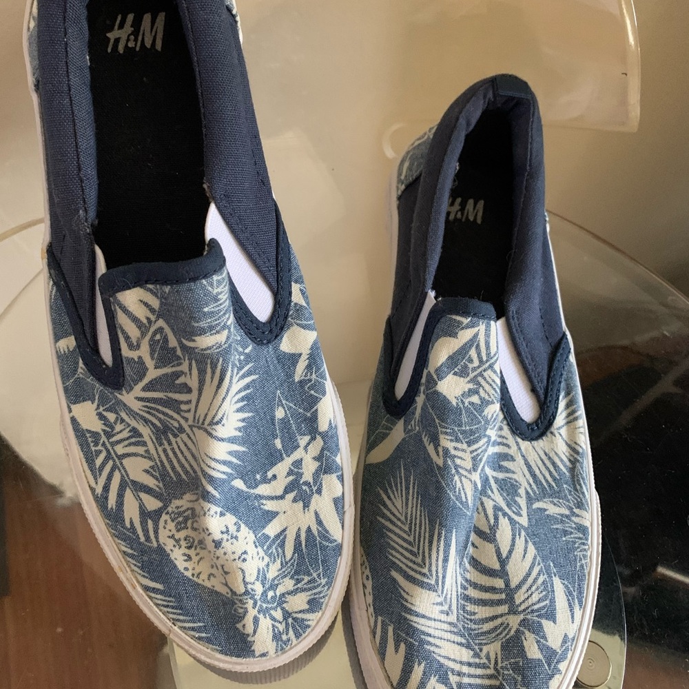 Blue and white shoes  for boys or girl size 4
